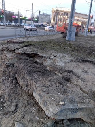 Бетонная плита обрушилась у остановки в Автозаводском районе - фото 1