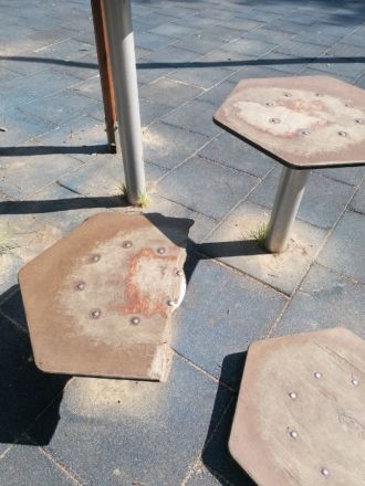 Нижегородцы жалуются на поломанную детскую площадку в парке имени Пушкина - фото 2