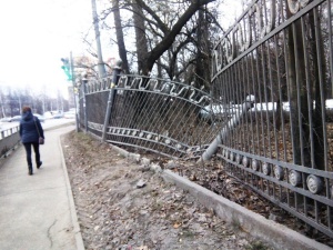 Губернатор ответил нижегородцам, просившим разобраться с покосившимся забором парка «Дубки»
