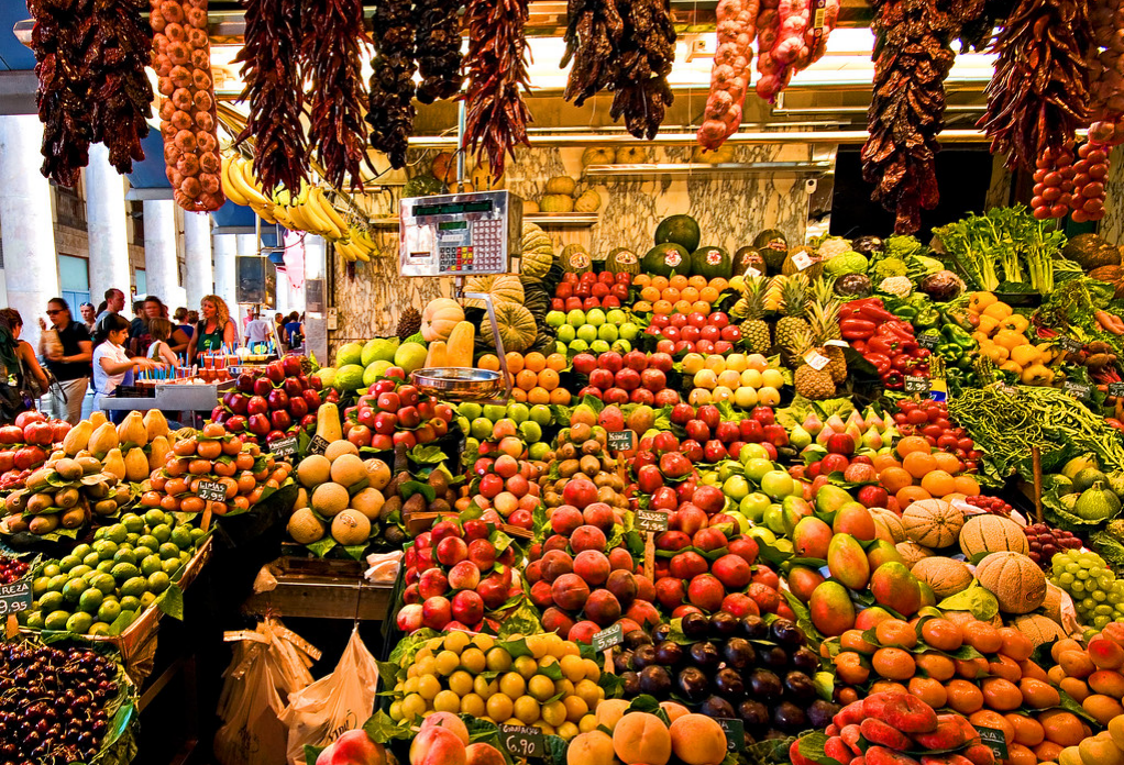 Фруктовый рынок. Овощи и фрукты на рынке. На рынке. Прилавок на рынке.