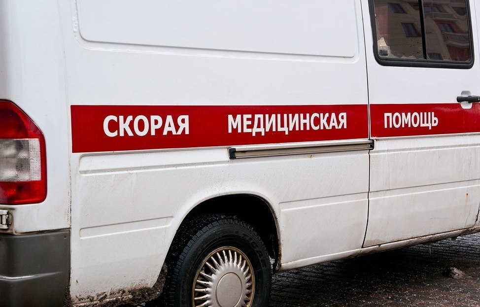 Машина врезалась в фонарь на улице Ларина в Нижнем Новгороде: один человек погиб, трое пострадали