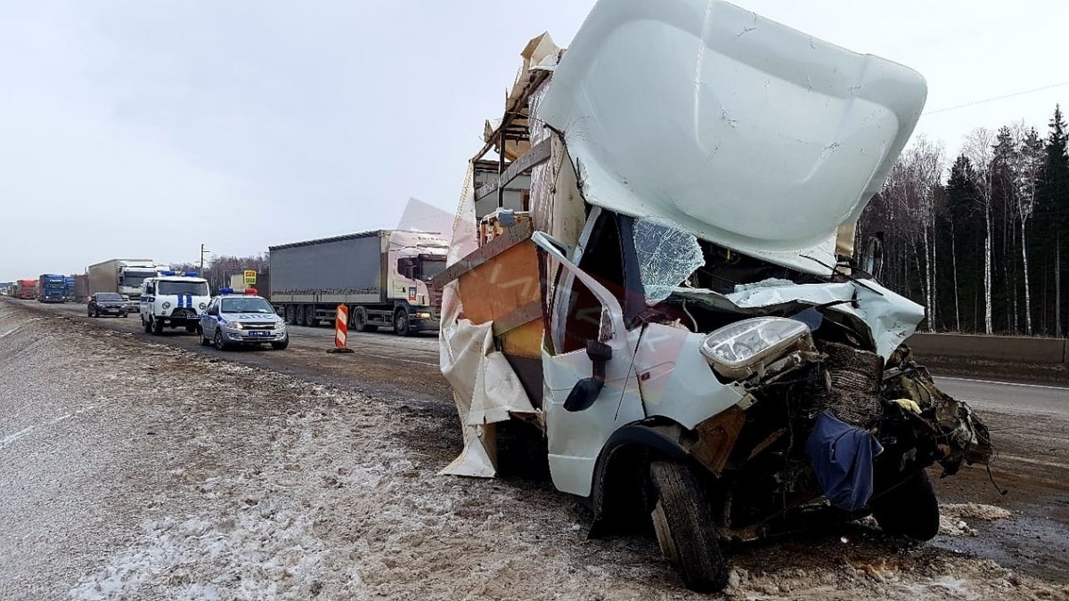 Газелист» разбился насмерть о грузовик дорожных рабочих в Володарском районе