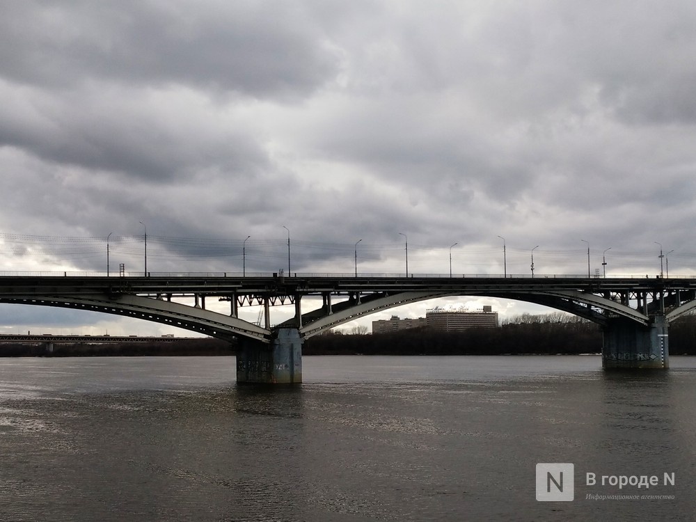 Мусор с Канавинского моста сбросили в Оку в Нижнем Новгороде - фото 1