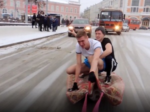 Водителя, прокатившего нижегородских блогеров на ковре, оштрафовали