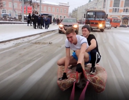 Водителя, прокатившего нижегородских блогеров на ковре, оштрафовали