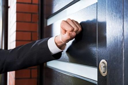 Людям этих профессий ни за что нельзя открывать двери