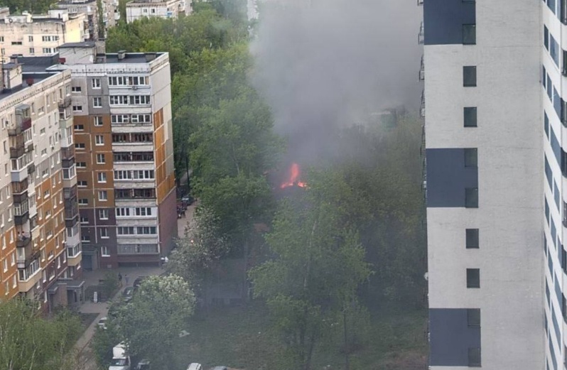 Расселенный дом горит на проспекте Гагарина в Нижнем Новгороде - фото 1