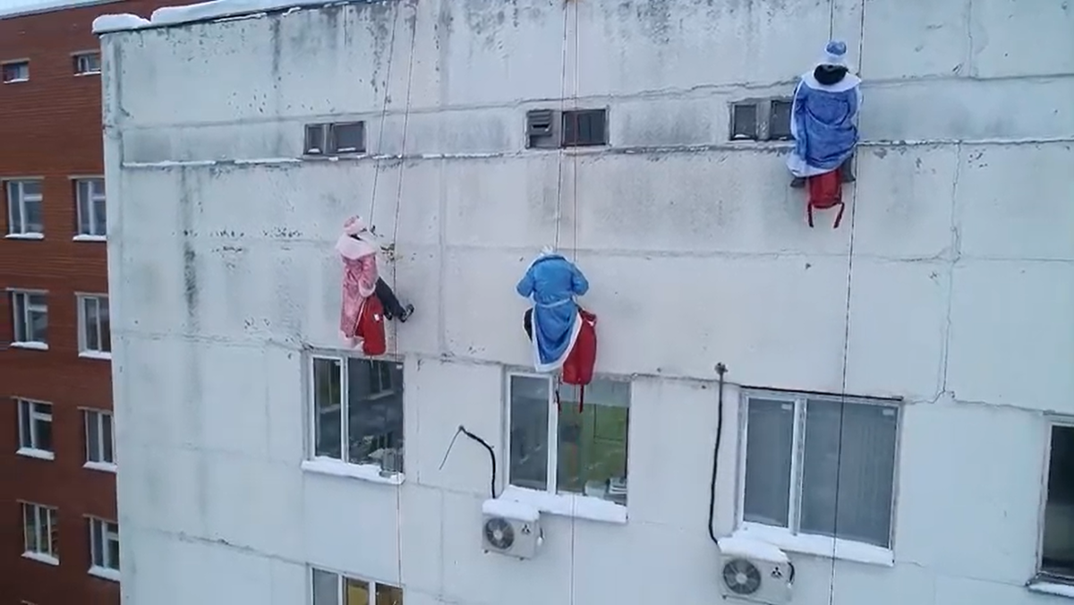 Деды Морозы-альпинисты поздравили юных пациентов нижегородской больницы с Новым годом - фото 1