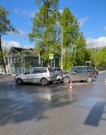 Водитель и пассажиры легковушки пострадали в аварии в Арзамасе - фото 1