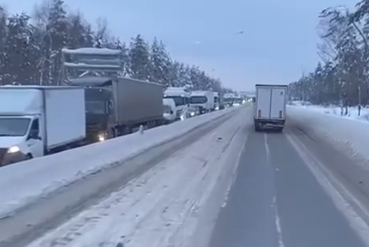 КаМАЗ снес светофор на трассе М-7 в Нижегородской области - фото 1