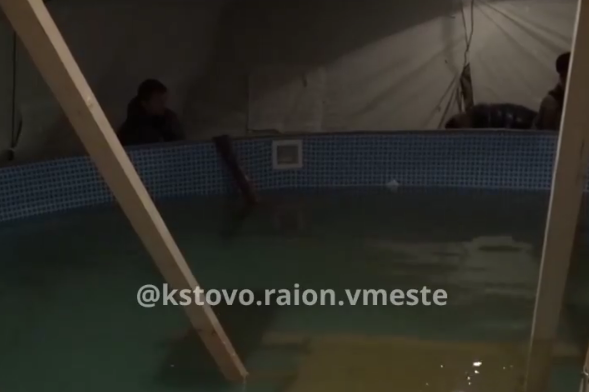 Крещенские купания в бассейне организовали в центре Кстова - фото 2