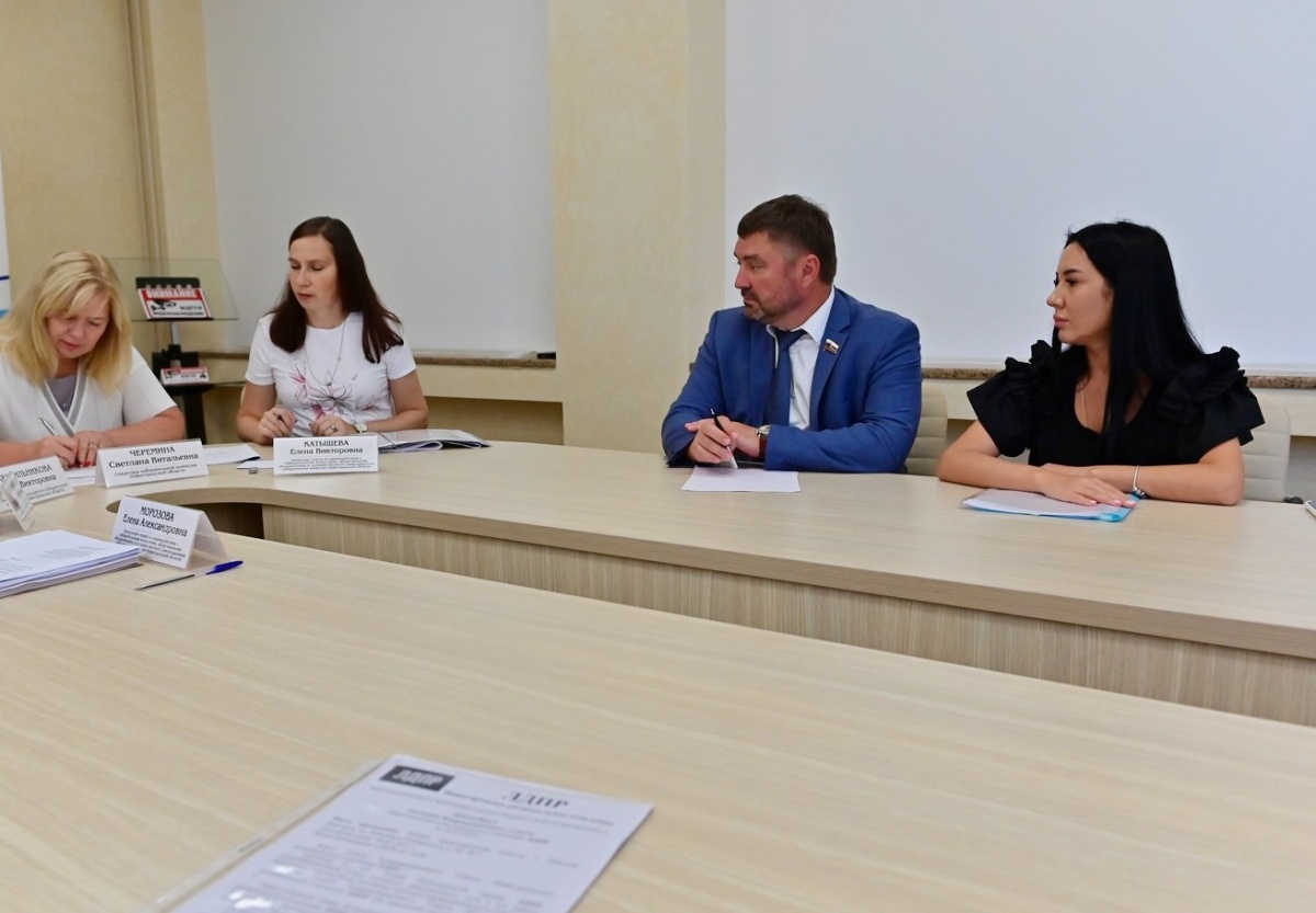 Четыре кандидата в губернаторы Нижегородской области представили в избирком документы для регистрации - фото 1