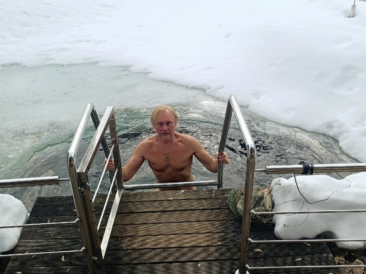 Начал с проруби: экс-мэр Булавинов показал, как отмечает день рождения - фото 1