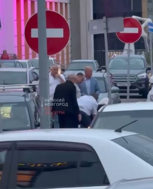 Соцсети: неадекватный мужчина бросается под машины в Нижнем Новгороде - фото 1