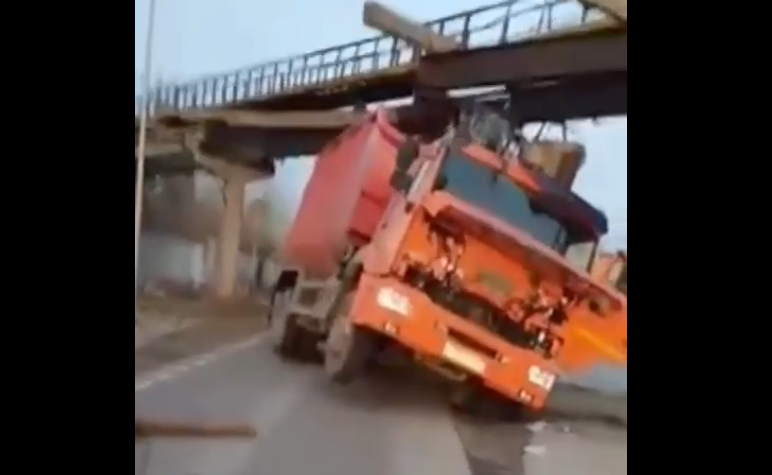 Водитель грузового автомобиля врезался в опору эстакады в Дзержинске - фото 1