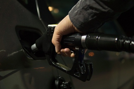 Медведев заявил о росте цен на бензин вопреки планам правительства