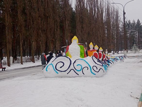 Снежные 33 богатыря и Садко украсили Автозаводский парк - фото 4