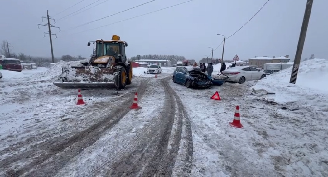 Легковушка столкнулась с трактором в Нижегородской области: есть пострадавшие - фото 1