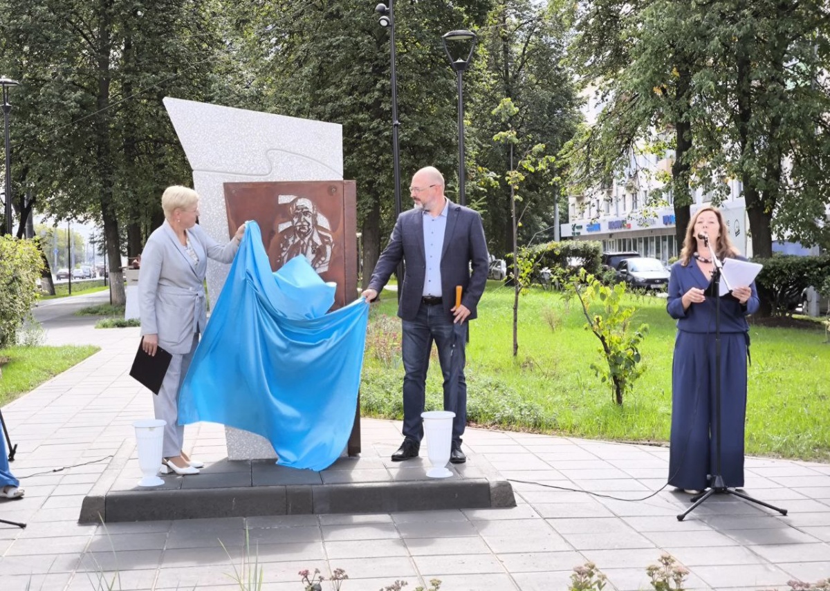 Модель экраноплана установили в сквере Иконникова в Нижнем Новгороде - фото 1