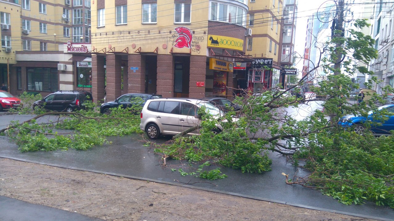 Нижний новгород буря. Ураган в Нижнем Новгороде. Нижний Новгород ураган фото. Нижний Новгород Полевая 10 ураган. Ураган в Нижнем Новгороде вчера Сормовский.