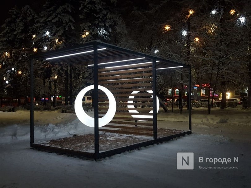 Светящиеся качели установили на площади Горького - фото 1