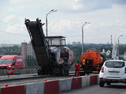 Рабочий решил прилечь на Мызинском мосту во время ремонта (ФОТО)