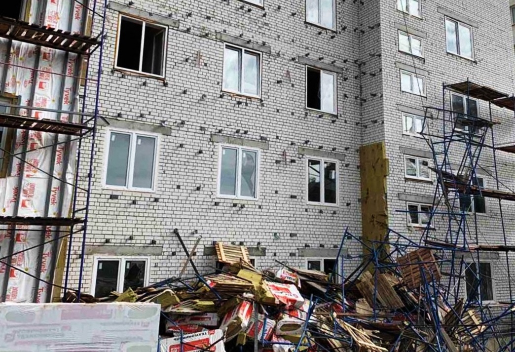 Семеро рабочих пострадали из-за обрушения строительных лесов на общежитии нижегородской Академии МВД - фото 1