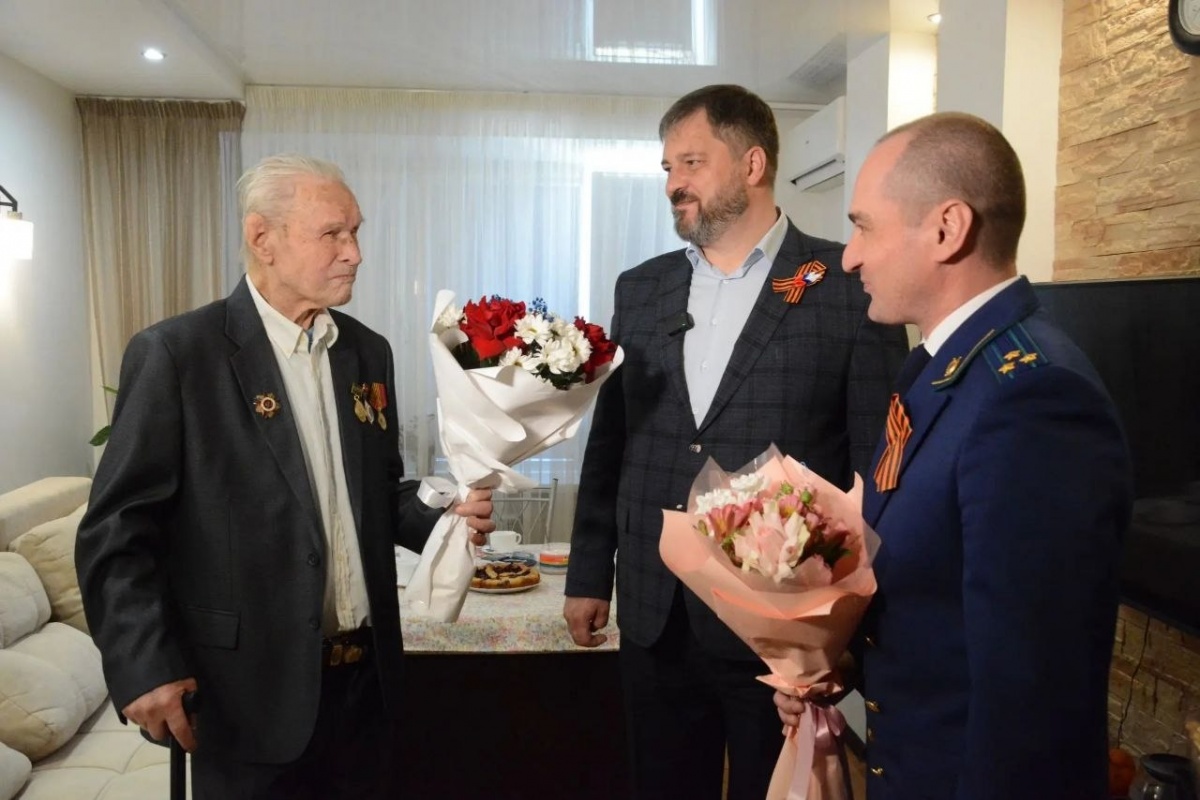 Мэр Дзержинска лично поздравил ветерана Александра Кондратьева с Днем Победы - фото 1