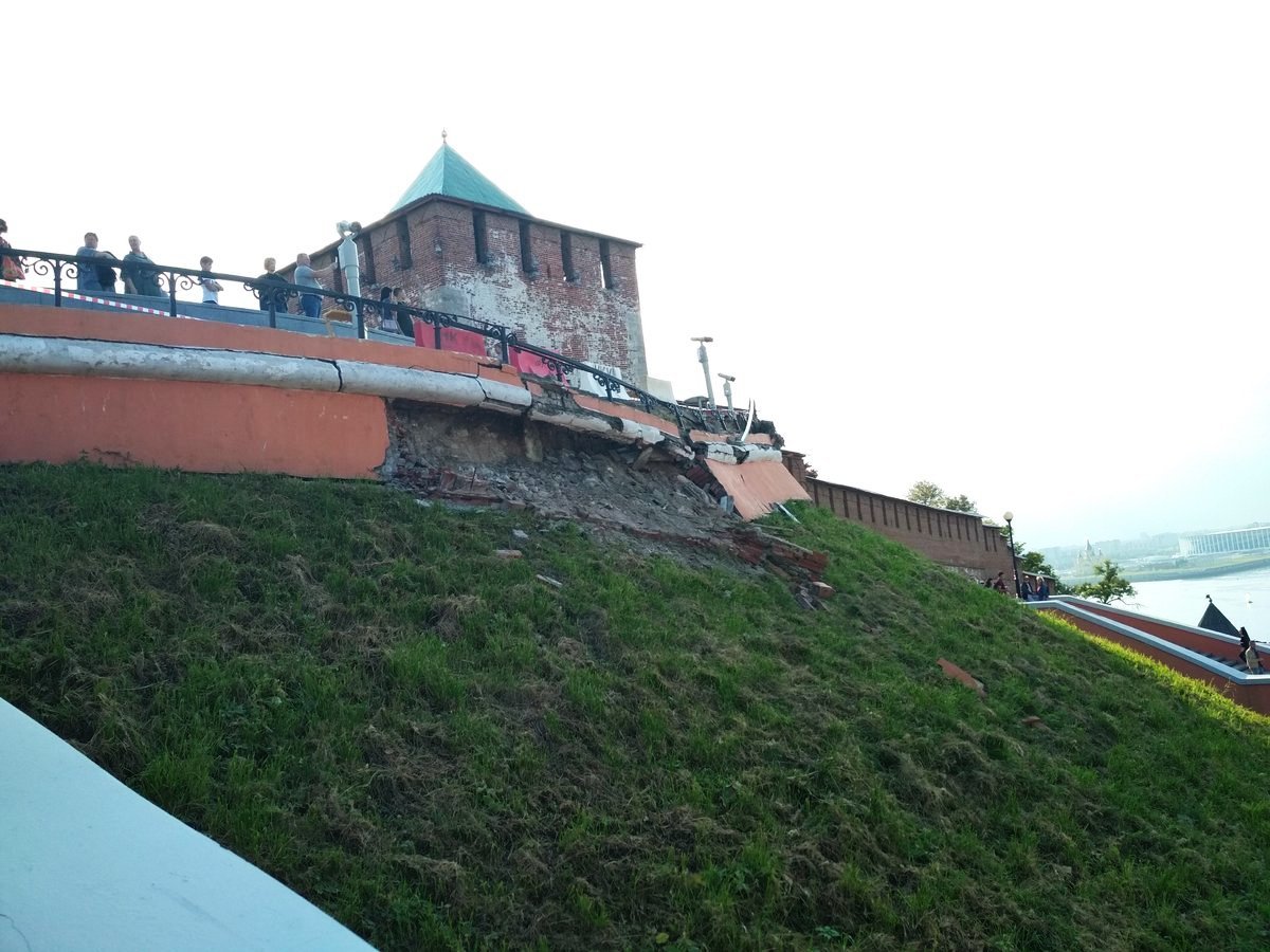 Усталость конструкции могла привести к обрушению фасада Чкаловской лестницы - фото 1