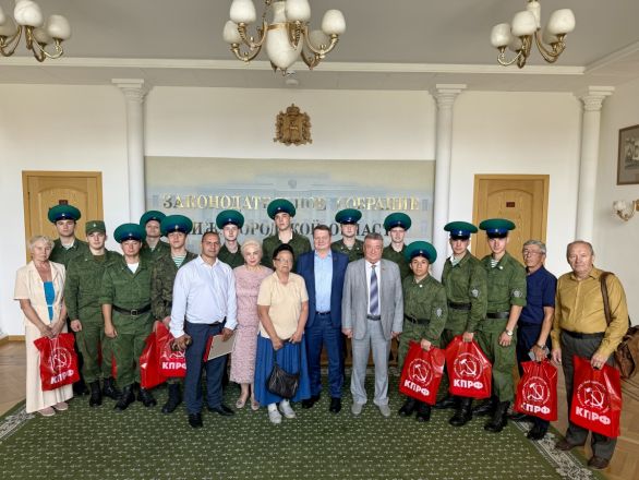 Нижегородские коммунисты вручили награды пограничникам - фото 1