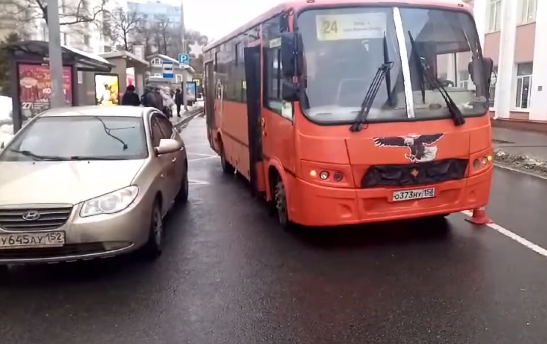 Коляску с младенцем зажало дверями автобуса в Нижнем Новгороде - фото 1
