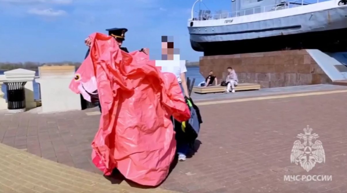 Нижегородку на надувном фламинго спасли сотрудники МЧС - фото 1