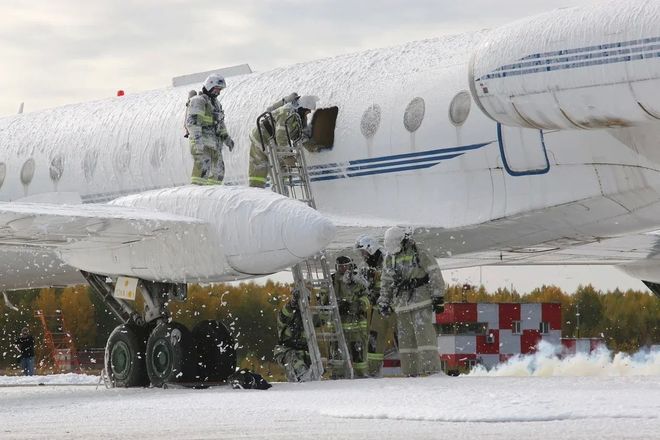 Сотрудники МЧС потушили условное возгорание самолета в нижегородском аэропорту - фото 1