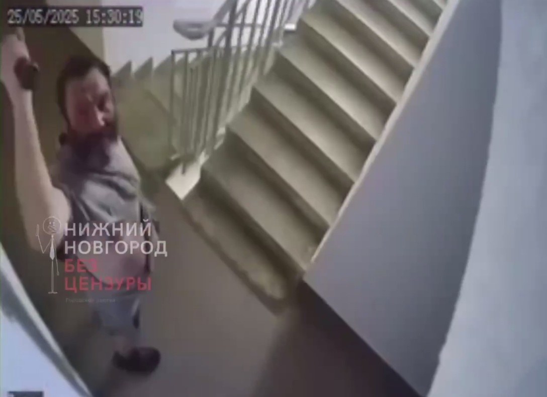 Неадекватный сосед с битой пугает жителей ЖК в Нижнем Новгороде - фото 1