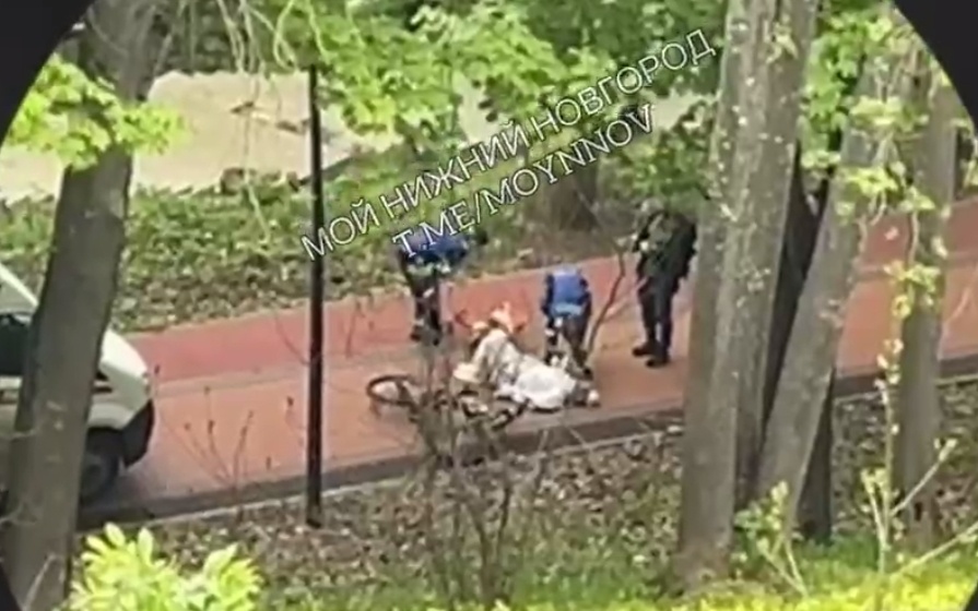Велосипедисту стало плохо в Александровском саду Нижнего Новгорода - фото 1