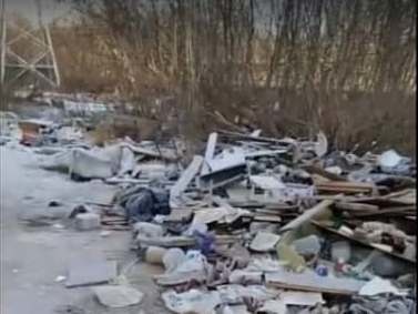 Горы мусора остались после сноса гаражей в Автозаводском районе - фото 1