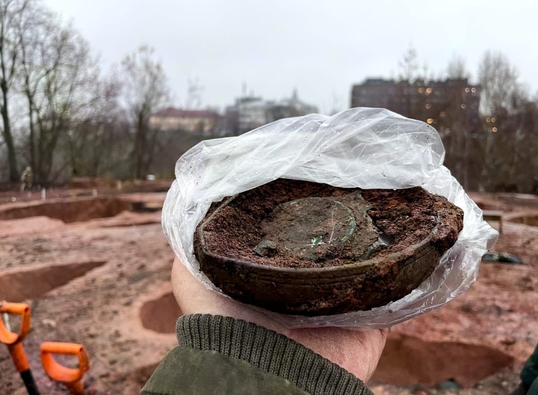 Тайник XV века с серебряной чашей нашли в центре Нижнего Новгорода - фото 1