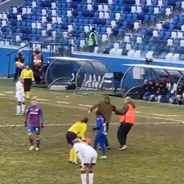 Фанат выскочил на поле во время женского футбольного Суперкубка на стадионе в Нижнем Новгороде