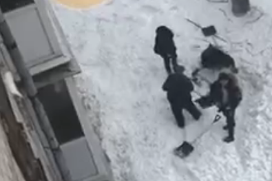 Двоих рабочих в Нижнем Новгороде накрыло лавиной снега с крыши - фото 1