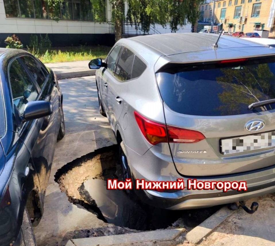 Машина провалилась под землю в Сормовском районе Нижнего Новгорода